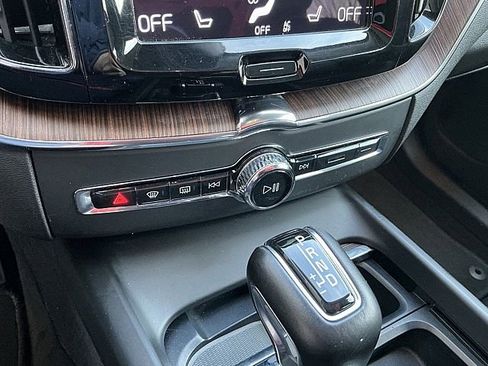 Certified 2021 Volvo XC60 T6 Momentum image 25