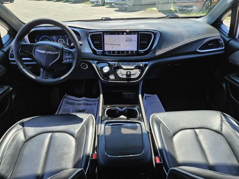 Used 2025 Chrysler Pacifica Limited FWD image 12