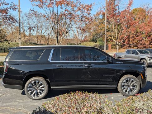 New 2026 Chevrolet Suburban High Country image 9