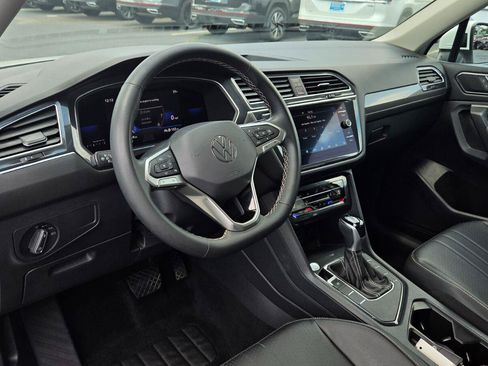 Certified 2022 Volkswagen Tiguan SE w/ Panoramic Sunroof Package FWD image 22
