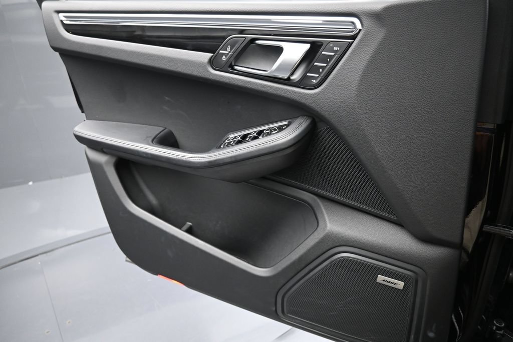 Used 2025 Porsche Macan AWD/4WD image 25