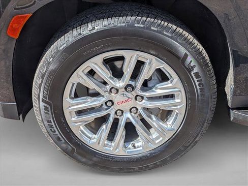 Certified 2021 GMC Yukon SLT w/ SLT Luxury Plus Package AWD/4WD image 9