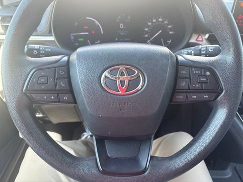 Used 2023 Toyota Sienna LE AWD/4WD image 10