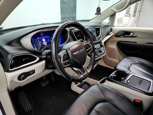 Used 2020 Chrysler Pacifica Touring-L Plus FWD image 13