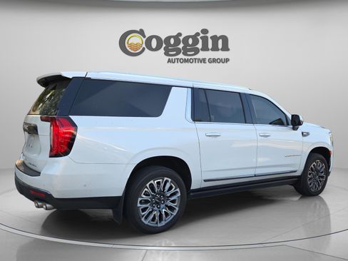 Used 2023 GMC Yukon XL Denali Ultimate w/ LPO, Floor Liner Package AWD/4WD image 5