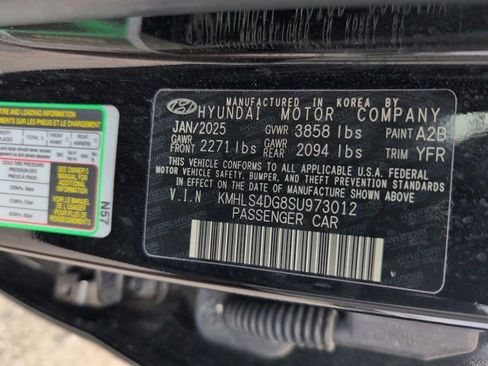 Used 2025 Hyundai Elantra SEL FWD image 36