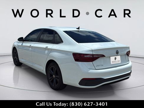 Used 2024 Volkswagen Jetta SE FWD image 9
