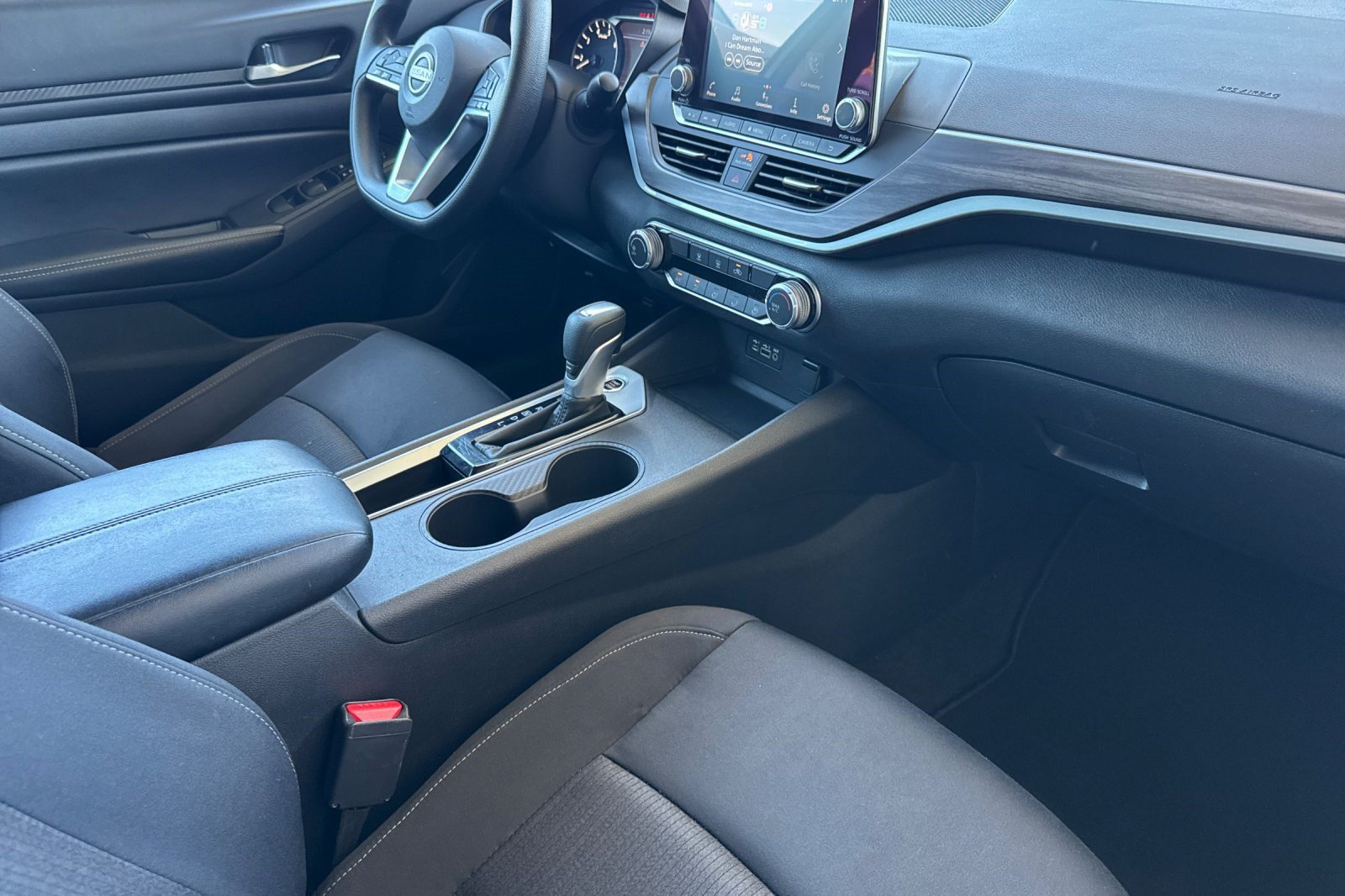 Used 2025 Nissan Altima 2.5 SV FWD image 33