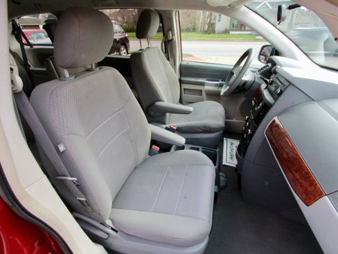 Used 2008 Chrysler Town & Country Touring image 19