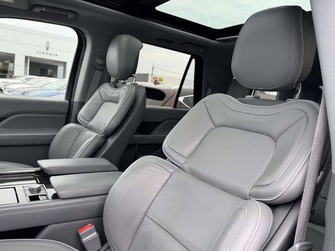 Used 2018 Lincoln Navigator Select image 10
