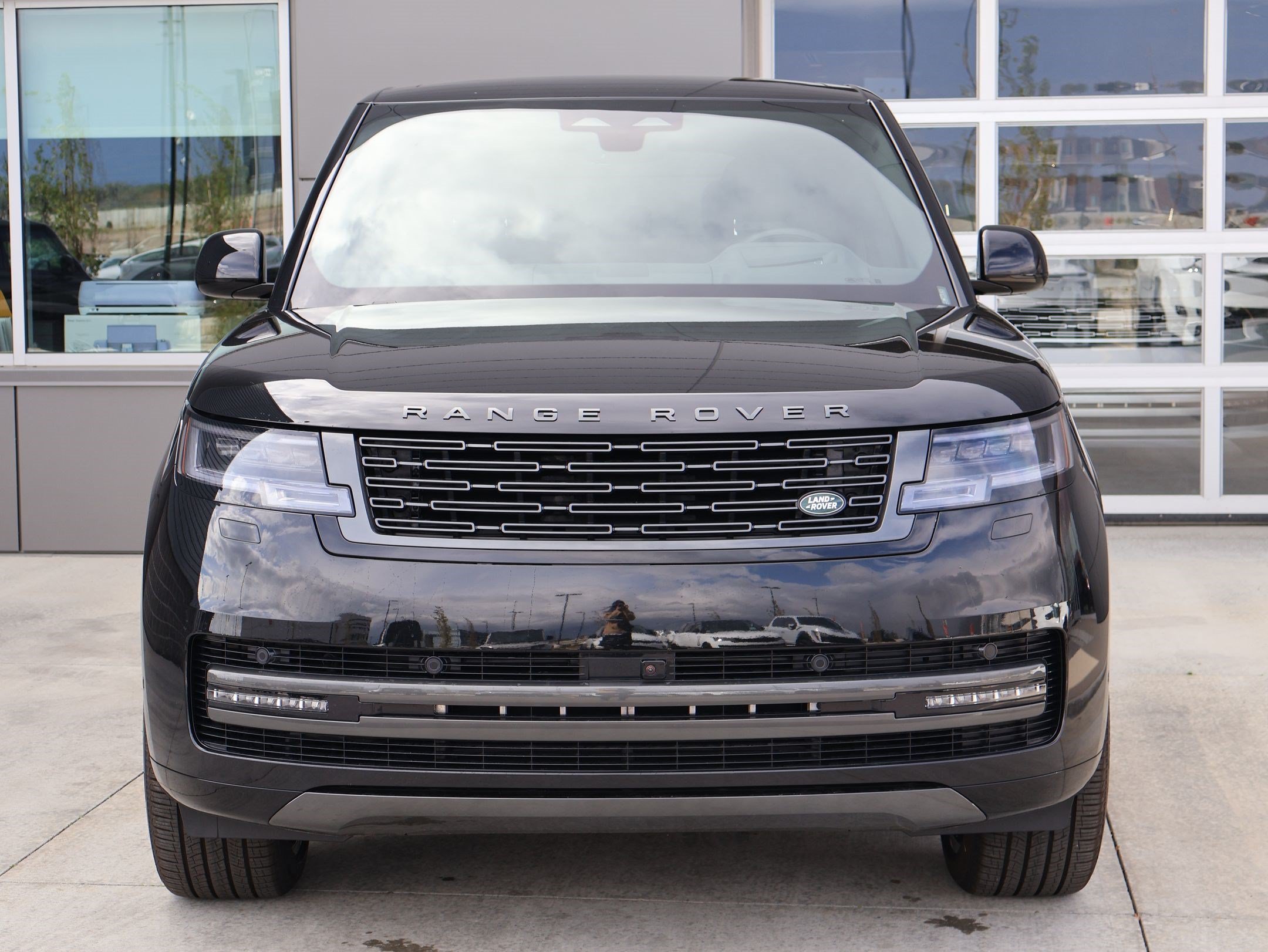 New 2027 Land Rover Range Rover Long Wheelbase SE AWD/4WD image 2