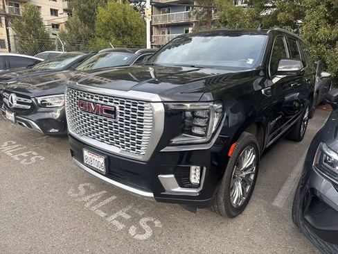 Used 2021 GMC Yukon Denali w/ Denali Premium Package image 3
