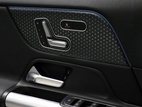 Used 2025 Mercedes-Benz GLA 250 4MATIC image 23