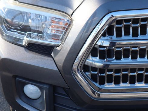 Used 2017 Toyota Tacoma TRD Sport image 9