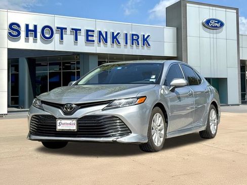 Used 2018 Toyota Camry LE FWD image 3