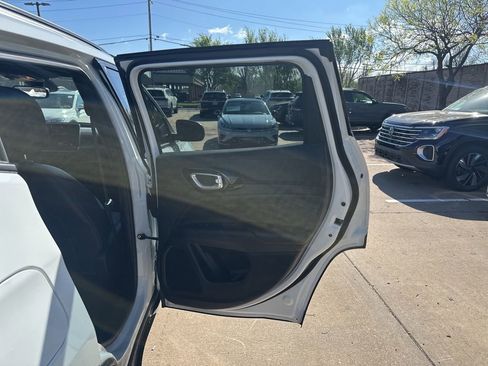 Used 2025 Jeep Compass Latitude w/ Altitude Special Edition AWD/4WD image 16