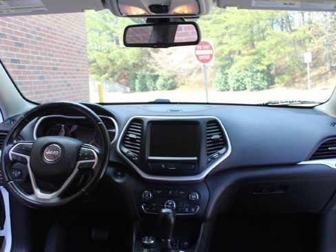 Used 2018 Jeep Cherokee Trailhawk AWD/4WD image 14