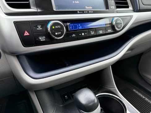 Used 2016 Toyota Highlander XLE AWD/4WD image 25