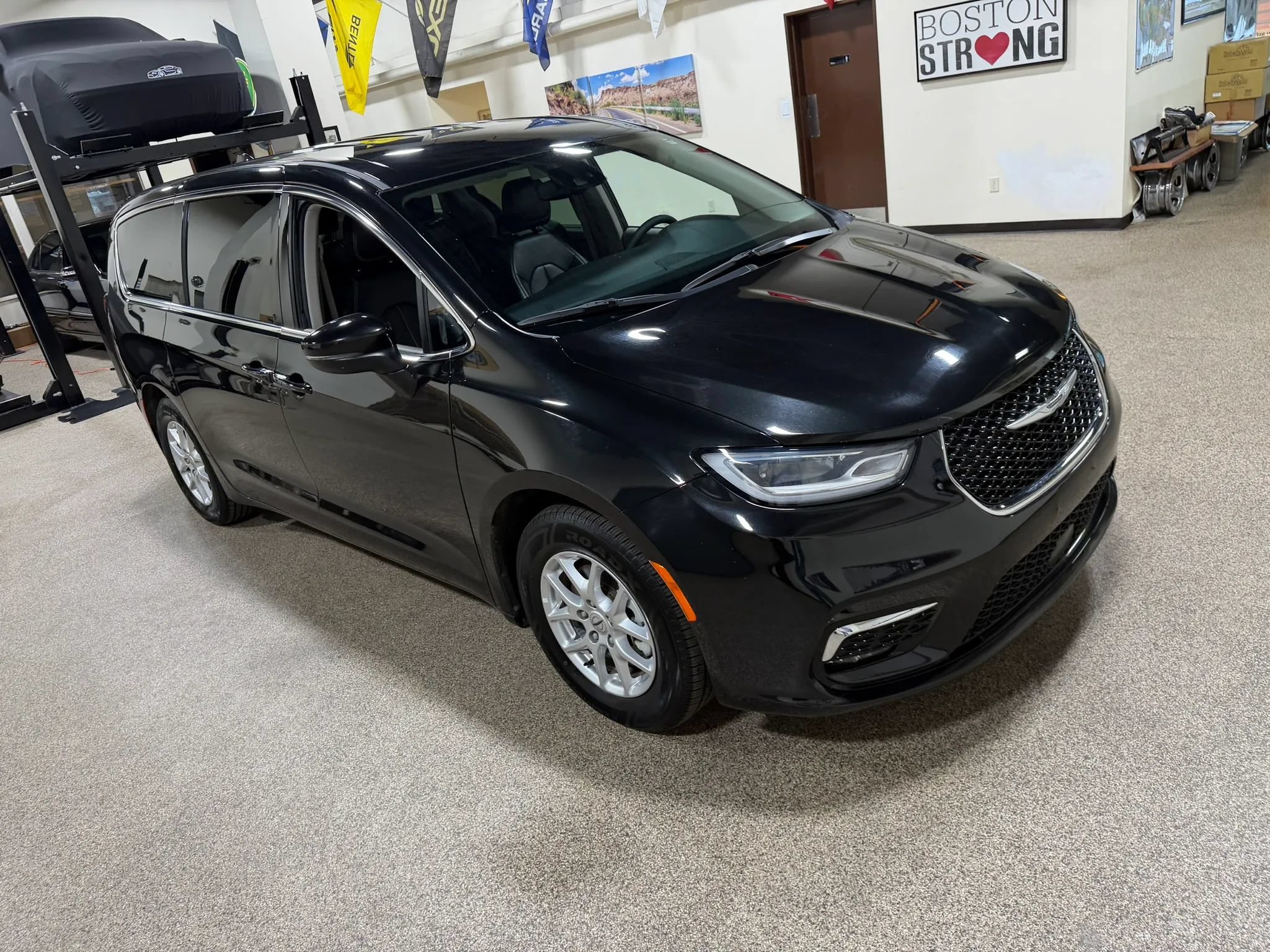 Used 2023 Chrysler Pacifica Touring-L FWD image 13