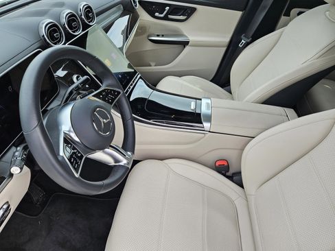 Used 2025 Mercedes-Benz GLC 300 4MATIC image 9
