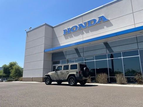 Used 2018 Jeep Wrangler Unlimited Sahara w/ Connectivity Group image 18