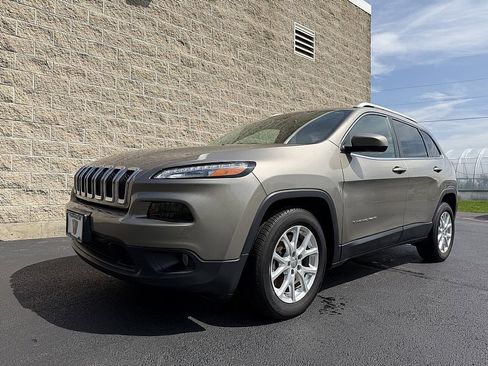 Used 2016 Jeep Cherokee Latitude w/ Cold Weather Group FWD image 4