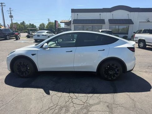 Used 2023 Tesla Model Y Long Range AWD/4WD image 2