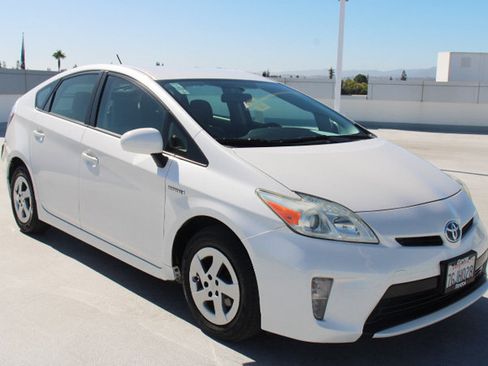 Used 2014 Toyota Prius Two FWD image 2