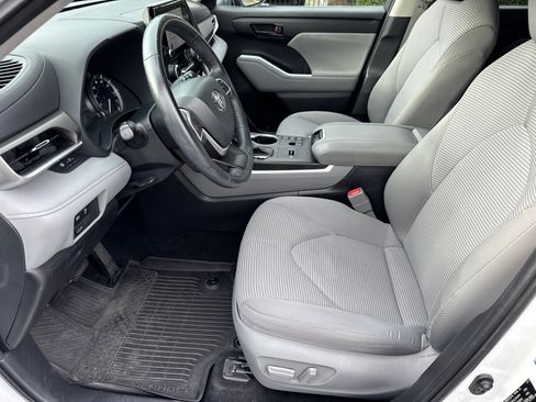 Certified 2023 Toyota Highlander L image 27