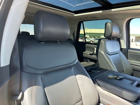 Used 2025 Ford Expedition Active AWD/4WD image 33