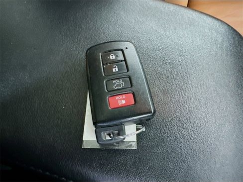 Used 2017 Toyota RAV4 Platinum image 40