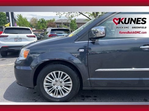Used 2014 Chrysler Town & Country Touring-L FWD image 16