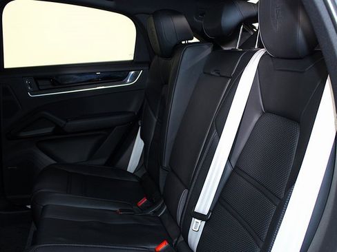 Certified 2024 Porsche Cayenne Coupe image 21