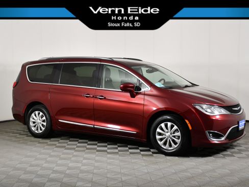 Used 2019 Chrysler Pacifica Touring-L FWD image 1