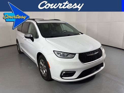 Used 2023 Chrysler Pacifica Limited image 1