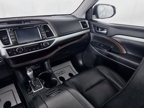 Used 2019 Toyota Highlander XLE AWD/4WD image 23
