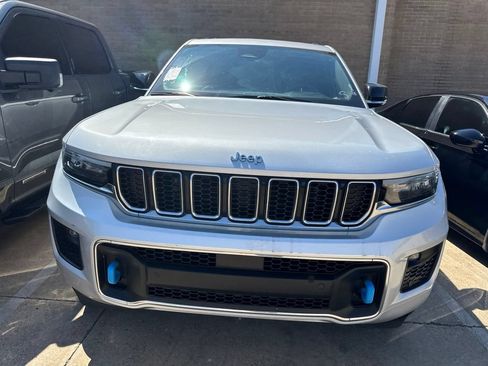 Used 2023 Jeep Grand Cherokee Overland w/ Luxury Tech Group IV AWD/4WD image 2