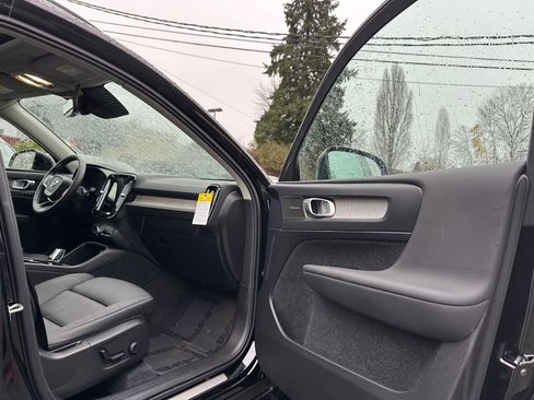 Used 2025 Volvo XC40 B5 Ultra w/ Climate Package image 11