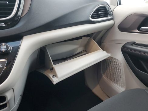 Used 2018 Chrysler Pacifica Touring Plus image 25