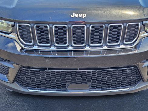 Used 2024 Jeep Grand Cherokee Laredo X w/ Trailer Tow Package RWD image 3