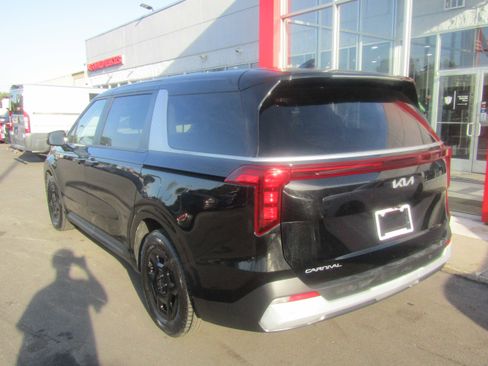 Used 2025 Kia Carnival FWD image 7