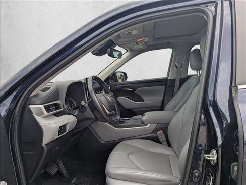 Used 2023 Toyota Highlander XLE image 14