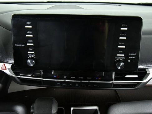 Used 2021 Toyota Sienna LE image 4