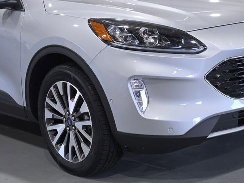 Used 2020 Ford Escape Titanium image 3