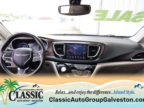 Used 2019 Chrysler Pacifica Touring-L Plus FWD image 32