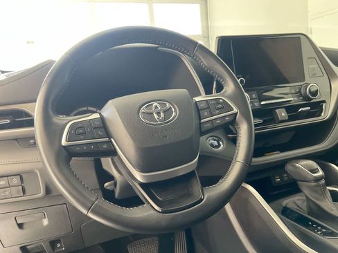 Used 2023 Toyota Highlander XLE AWD/4WD image 14