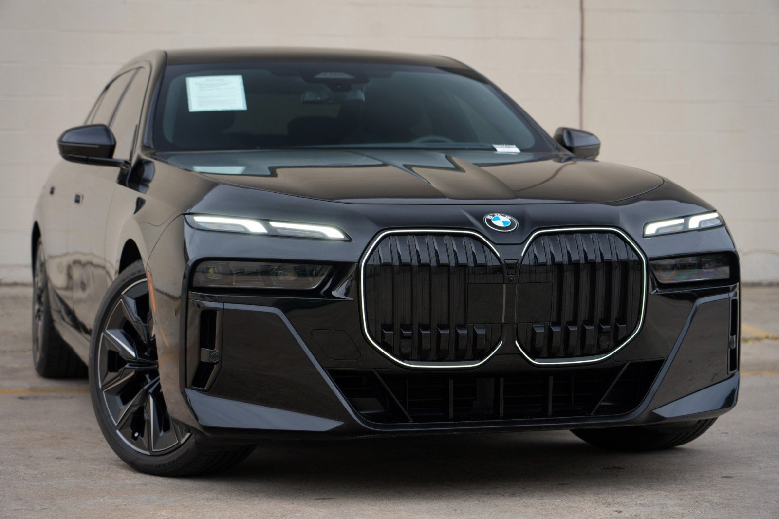 Used 2025 BMW 740i w/ Premium Package RWD image 4