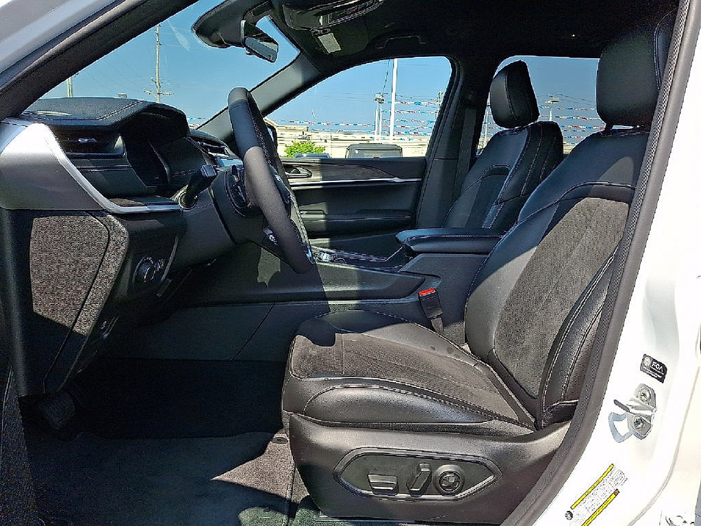 Used 2026 Jeep Grand Cherokee Altitude AWD/4WD image 14