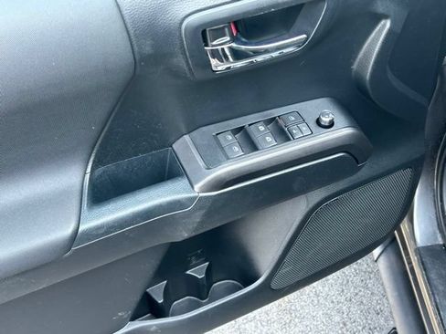 Used 2018 Toyota Tacoma TRD Sport AWD/4WD image 23