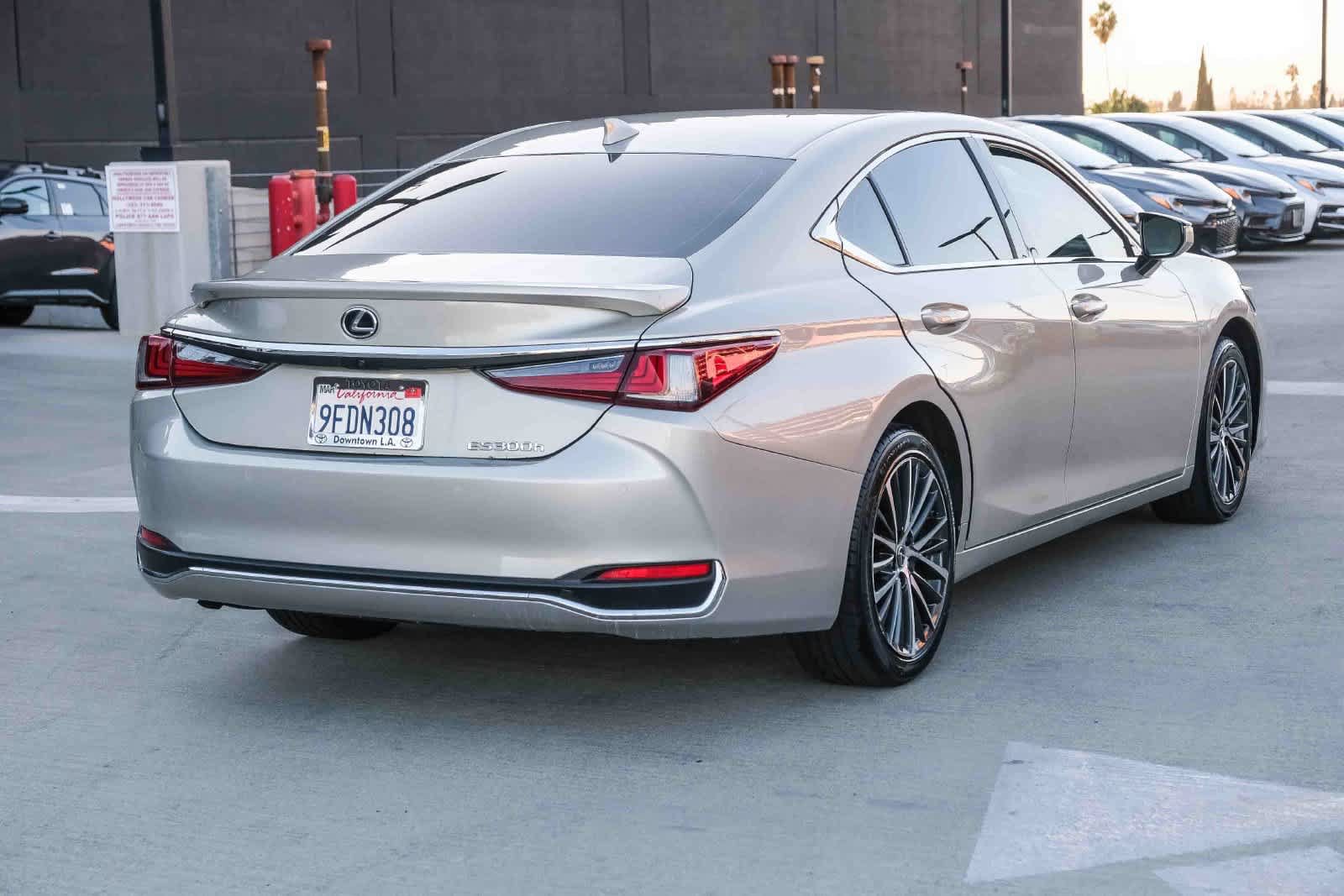 Used 2023 Lexus ES 300h w/ Premium Package FWD image 4